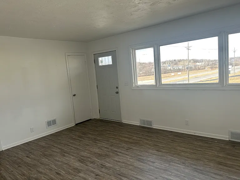 2303 Power Dr — Photo 2