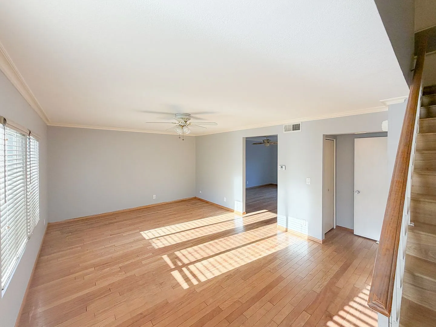 Spacious 2Bd 2,5Ba Townhome with 2 car garage — Photo 3