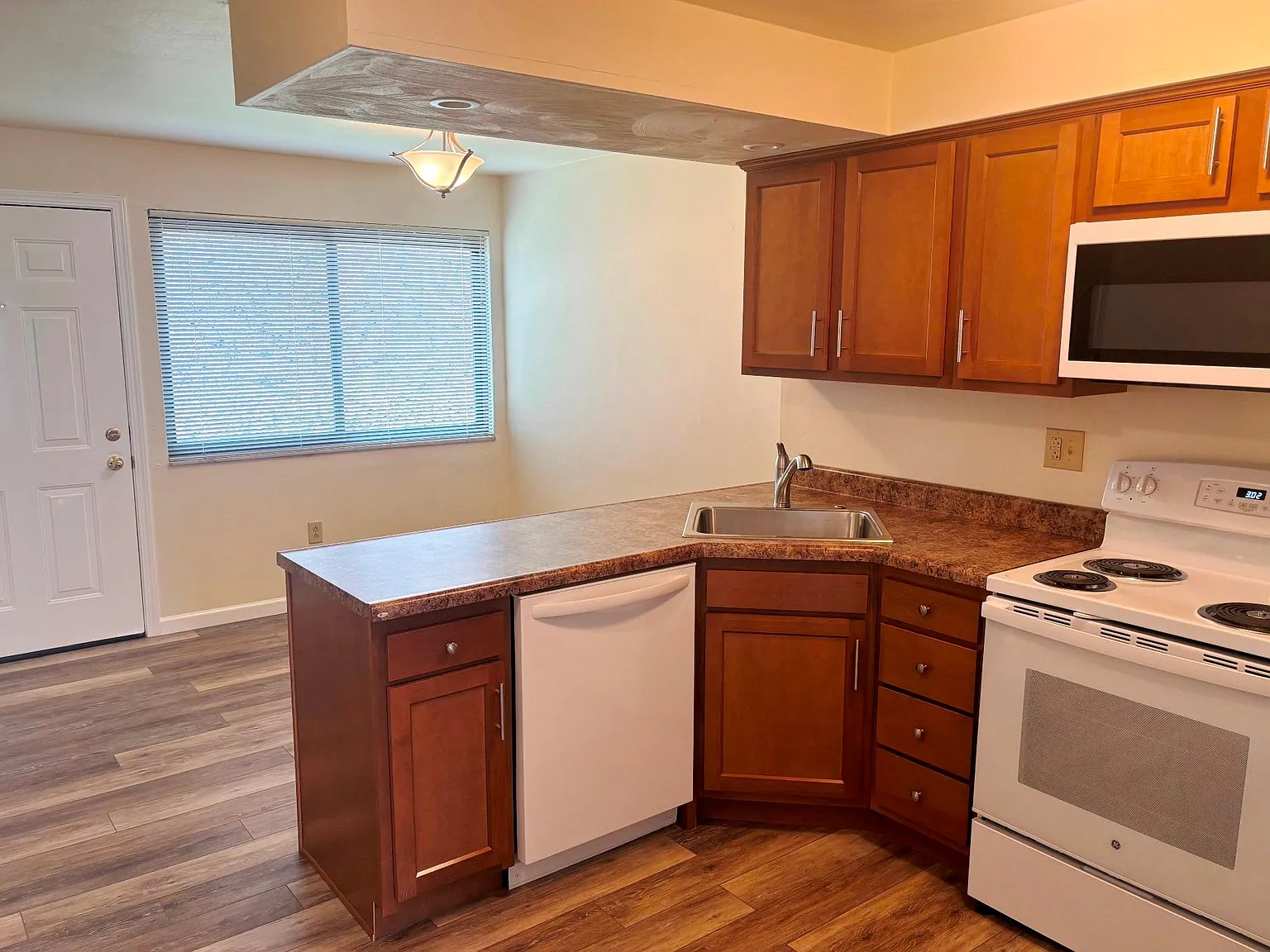 1222 Frank Ave — Photo 1