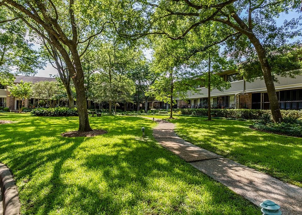Woodway Glen is a quiet and secluded complex which is framed by majestic live oaks.  The lush greenery is well maintained.