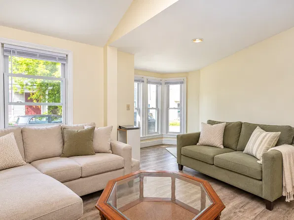 9 Murphy Ave, Bristol, RI 02809