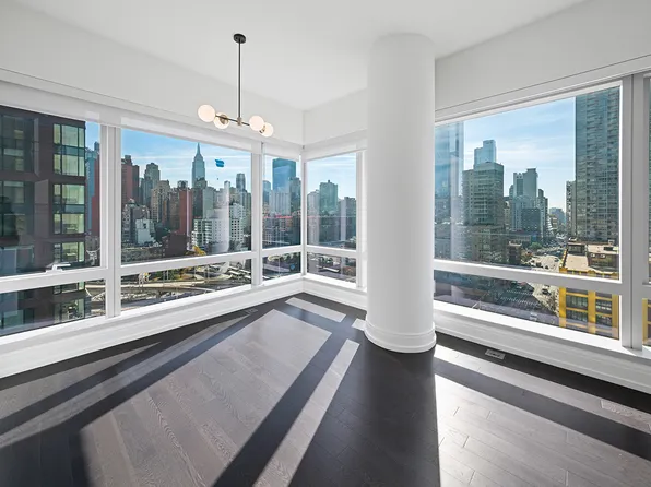 555 10th Avenue 32E image 2 of 18