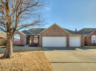 4012 Morning Star Dr, Yukon, OK 73099