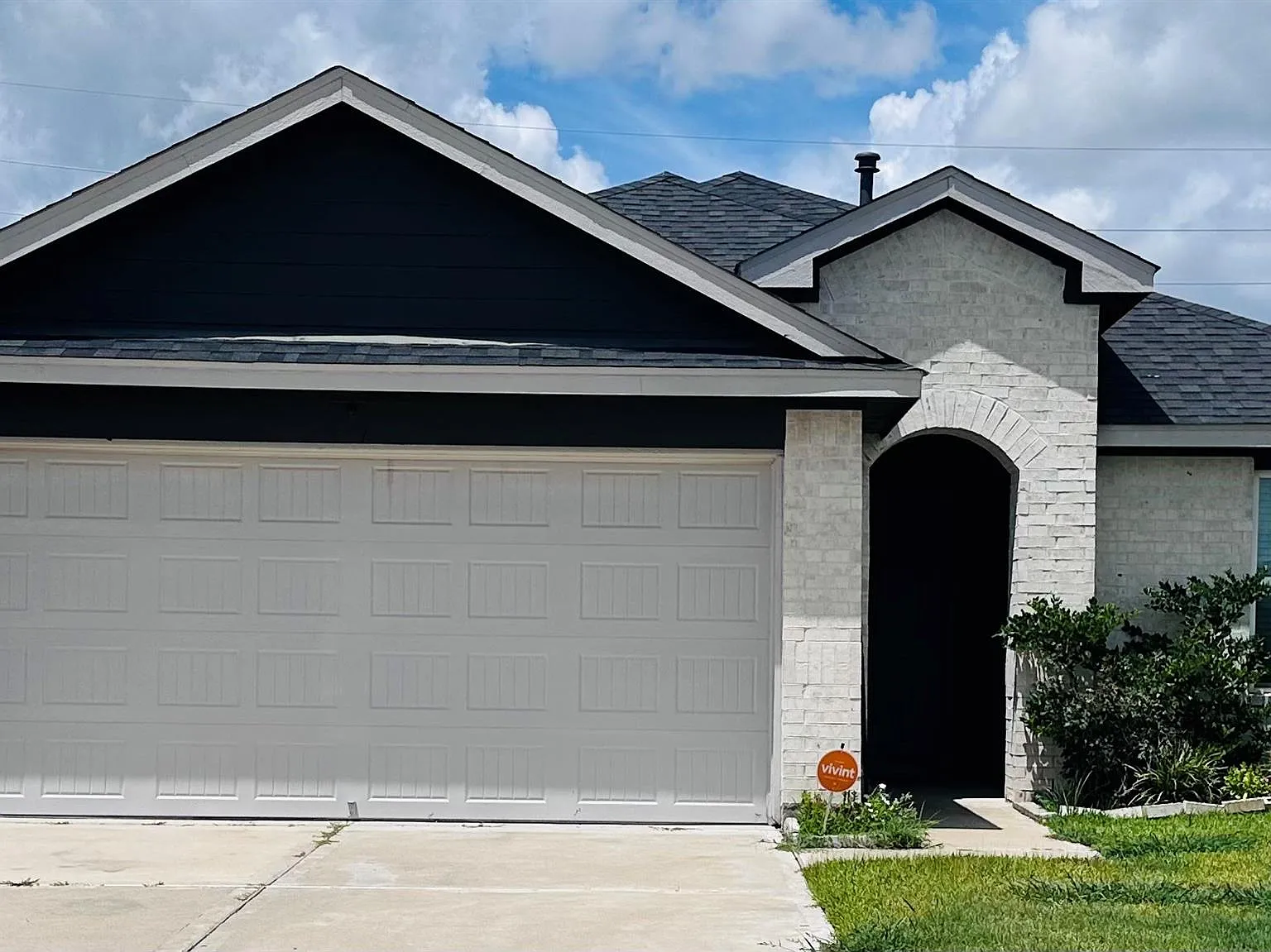 3 bed, 2.0 bath, 1448 sqft, $2,000 — Photo 1