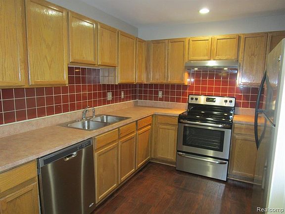 3rd image of 29422 Glen Oaks Blvd W