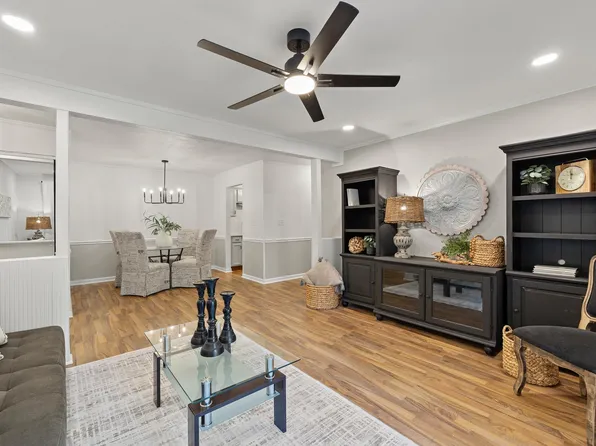 569 Somerset Ln APT 2, Crystal Lake, IL 60014