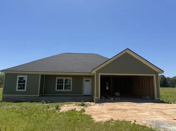 104 Covey Ln SE, Moultrie, GA 31788