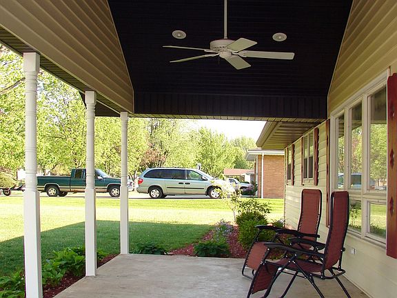 Nice covered front porch with vaulted ceiling and fan.