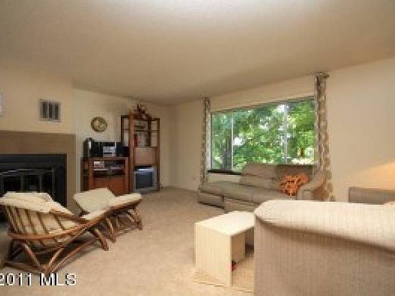 Living room w/fireplace