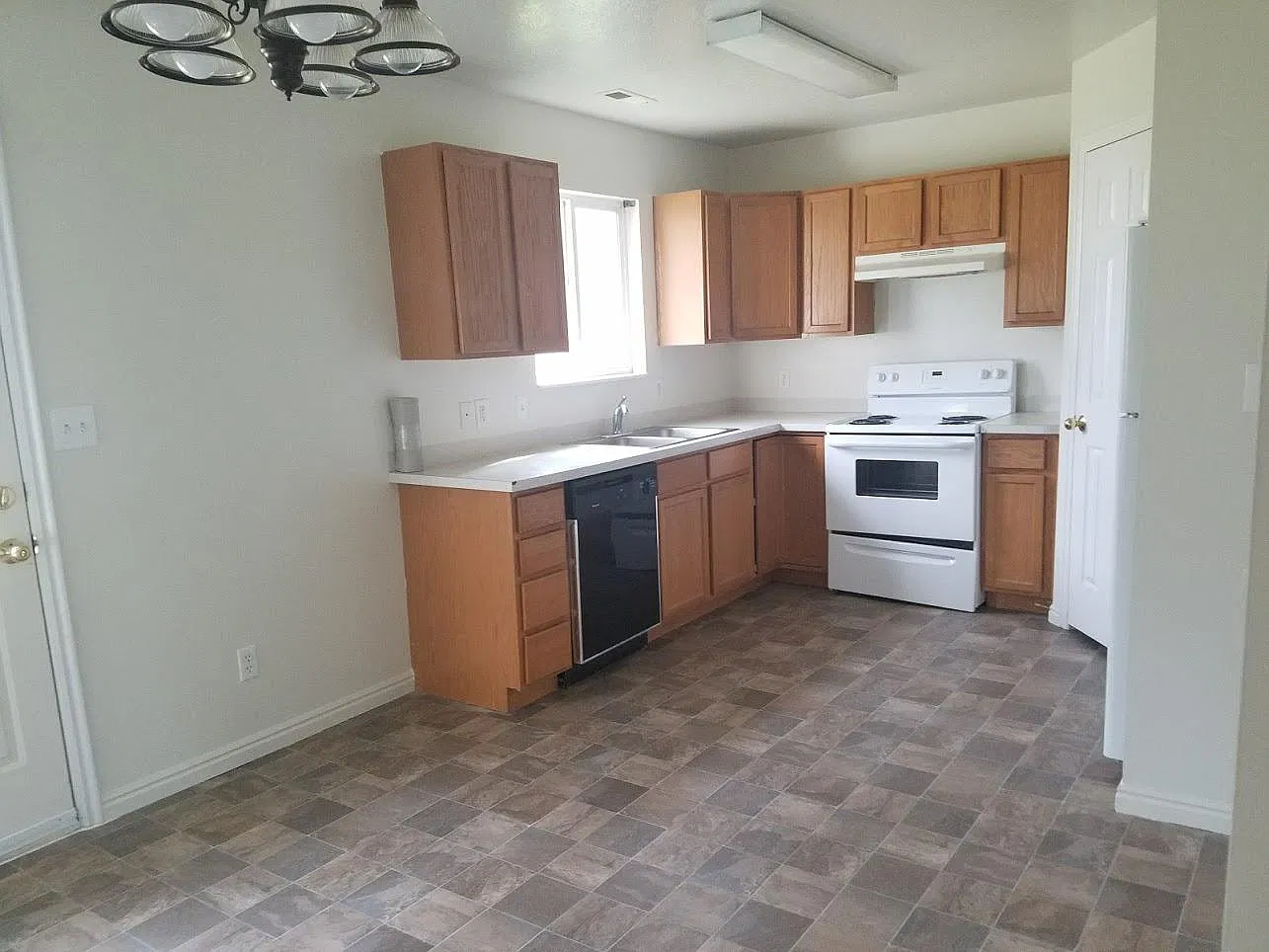 3 bed, 1.5 bath, 1040 sqft, $1,500 — Photo 2