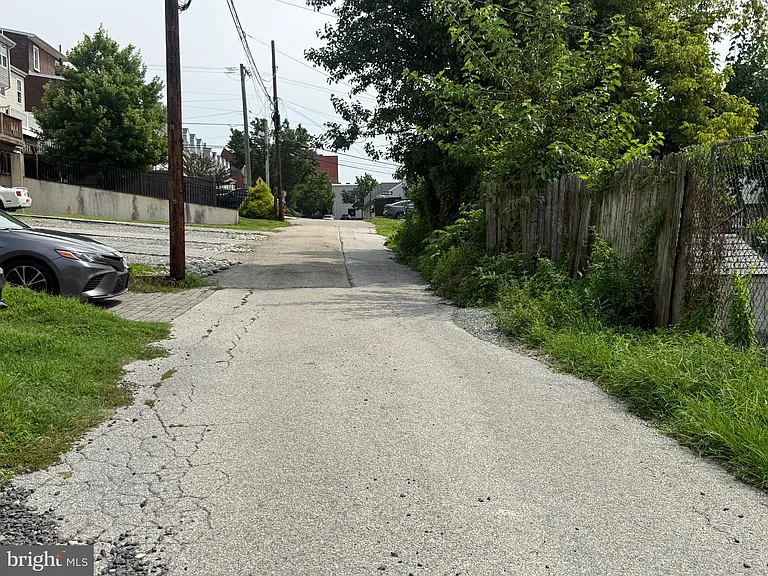 367 E Hector St — Photo 31