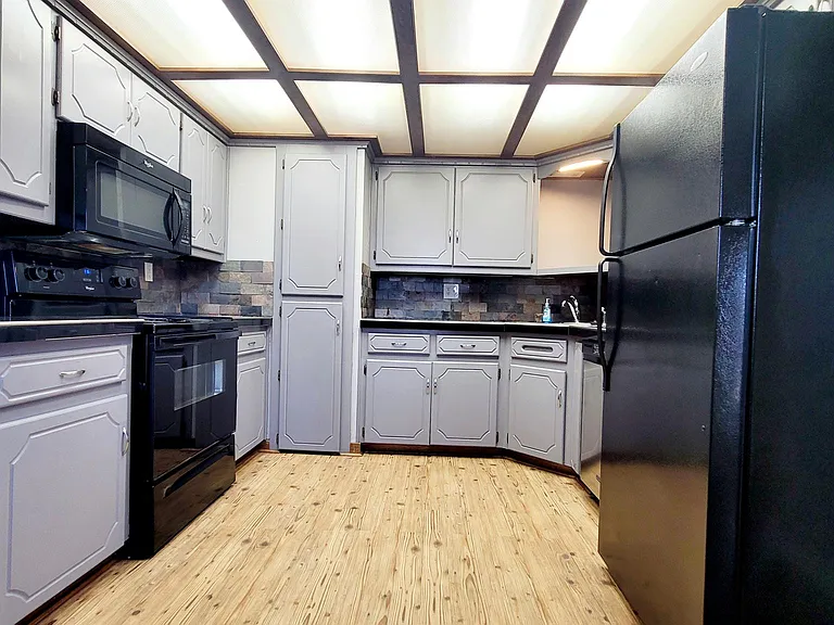 300 E Kittyhawk Dr — Photo 4