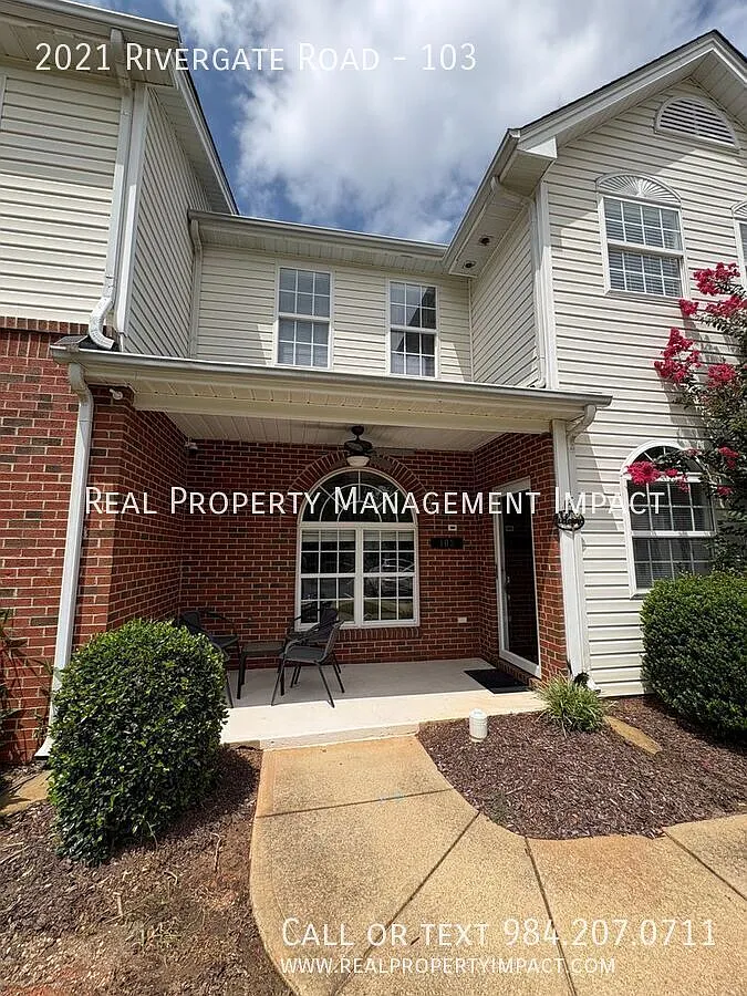 Bright & Spacious 2BR/2.5BA Townhome in North Raleigh's Breezewood Community — Photo 3