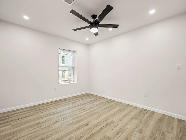437-39 W Girard Ave #4 — Photo 6