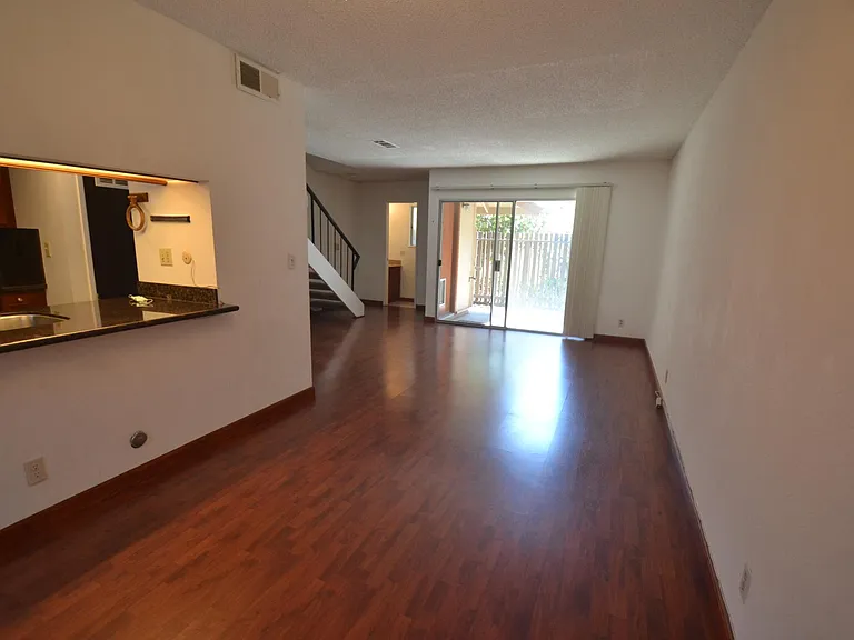220 Red Oak Dr W #H — Photo 8
