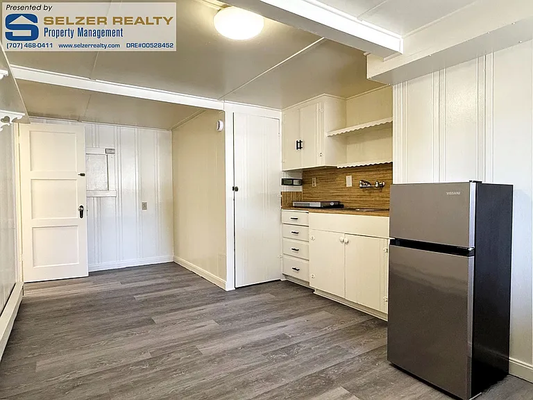 104 S Oak St — Photo 6
