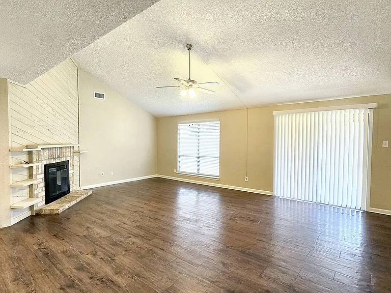 16635 Neumann Dr — Photo 2