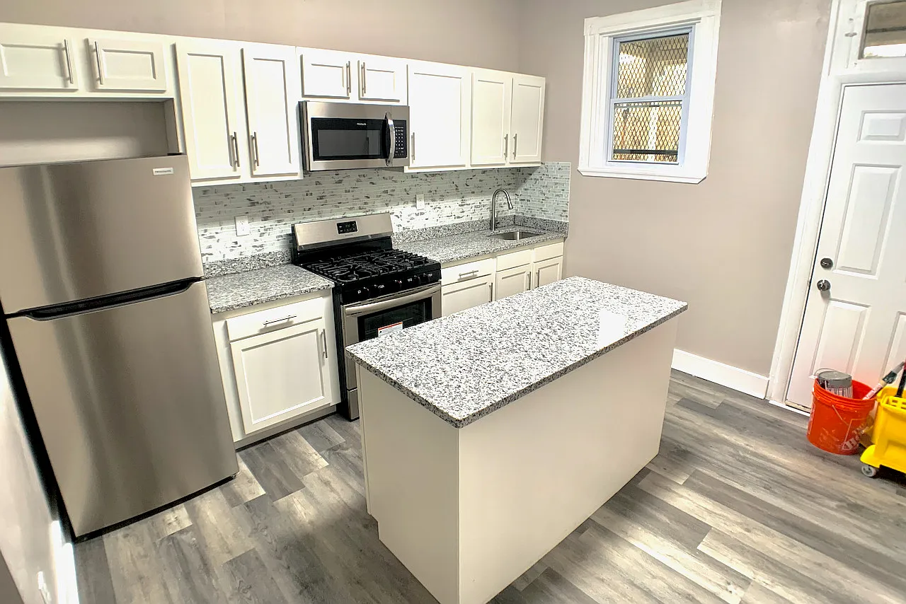 3 bed, 1400 sqft, $1,600 — Photo 2