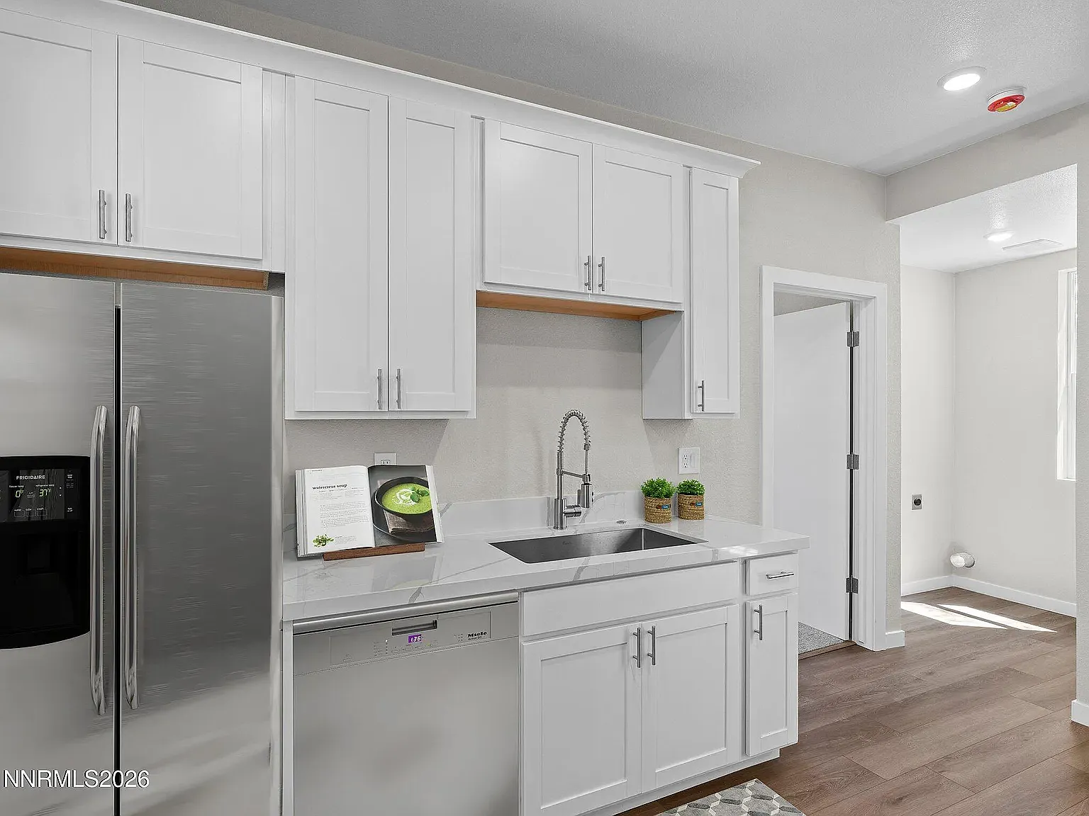 2 bed, 760 sqft, $1,800 — Photo 4