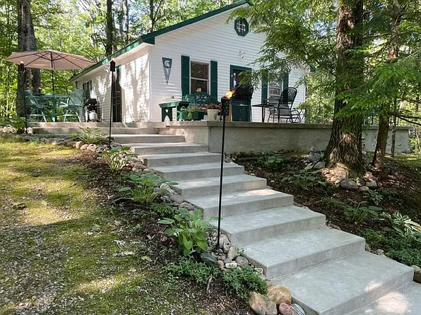 993 Ranch Rd, Indian River, MI 49749