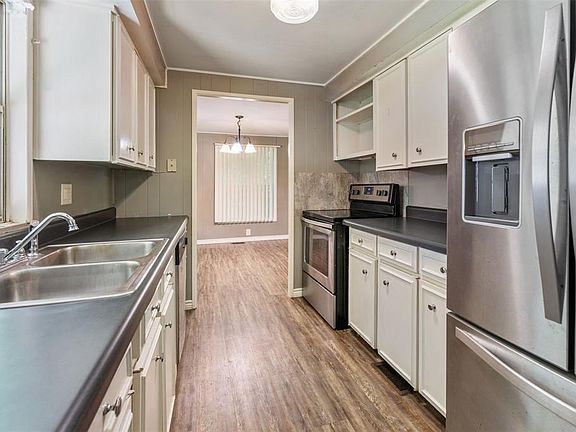 4th image of 110 E Shadowwood St