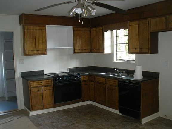 Kitchen:New stove and dishwasher