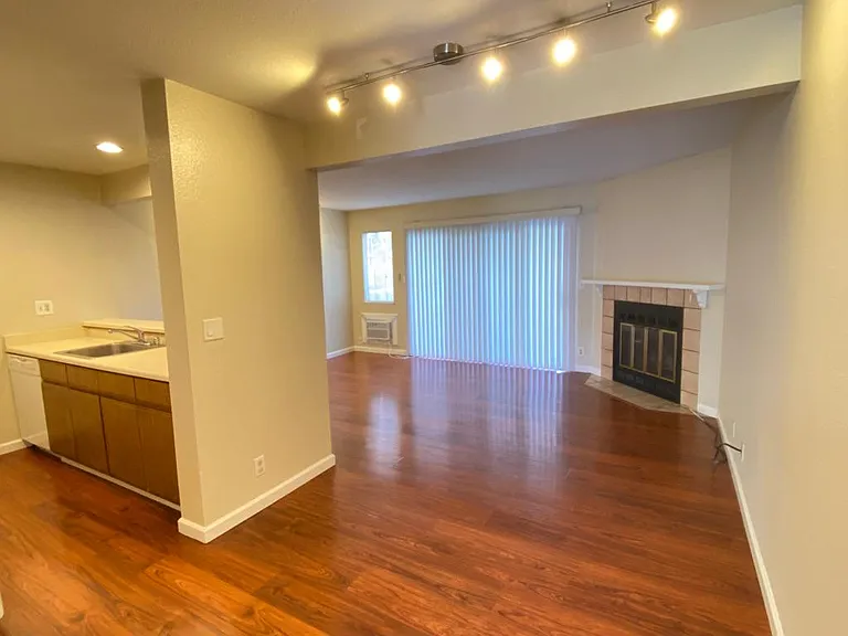1537 Four Oaks Cir — Photo 7