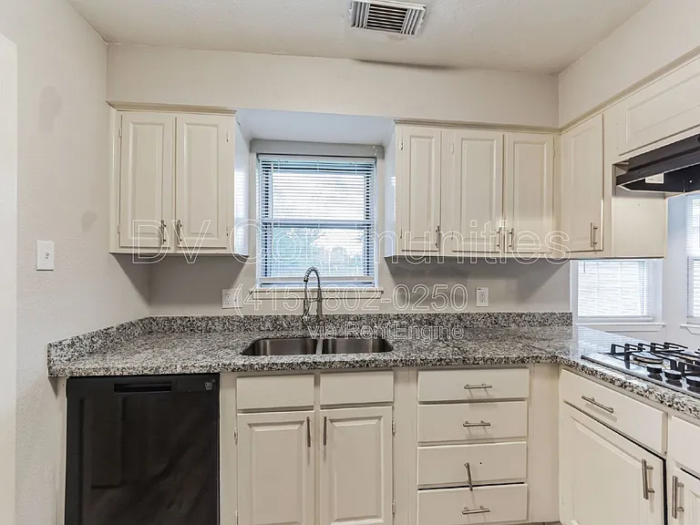 700 Meadowglen Dr — Photo 13