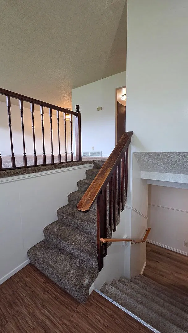 Large Four Bedroom House with Double garage and Fenced Yard — Photo 2