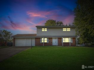 41 Raleigh Rd, Kendall Park, NJ 08824