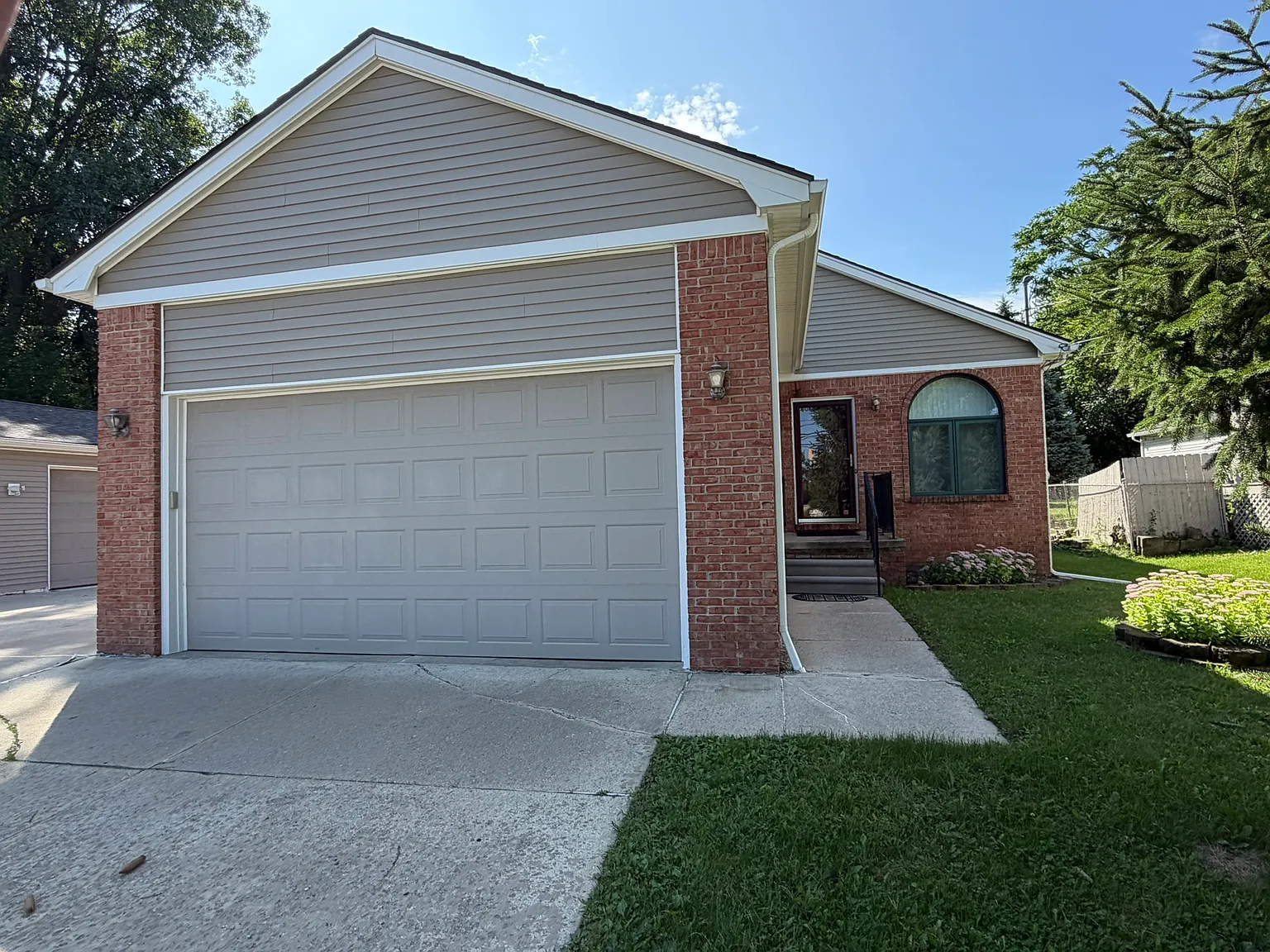 3 bed, 1202 sqft, $2,200 — Photo 2