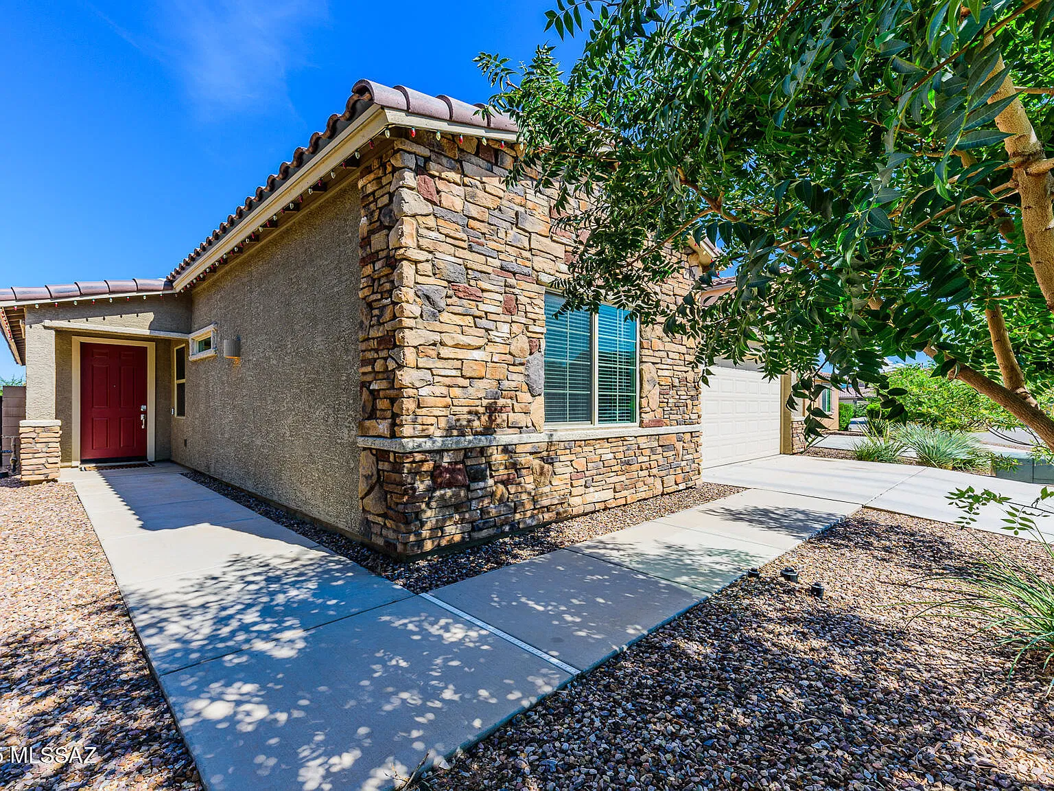3 bed, 2.0 bath, 1879 sqft, $2,200 — Photo 3