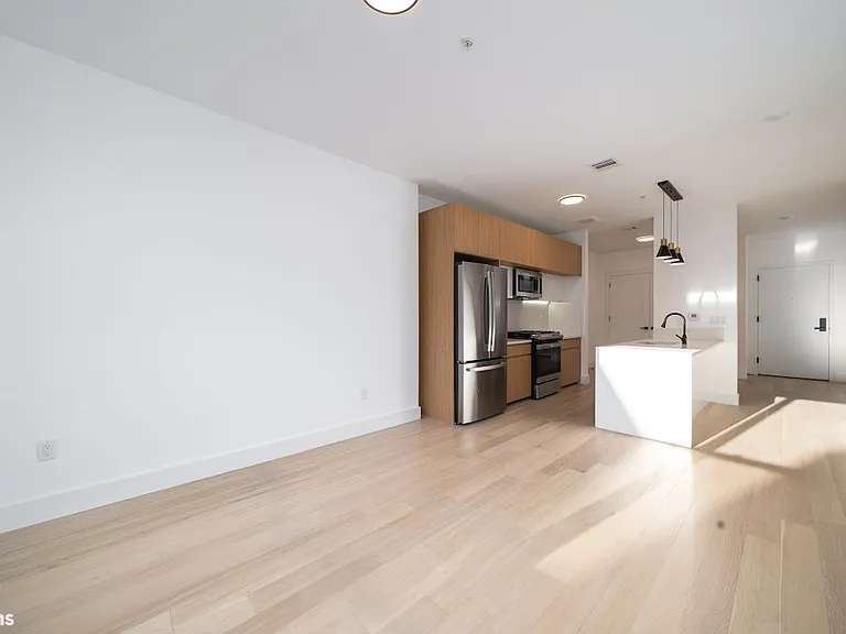 649 38th St #305 — Photo 5
