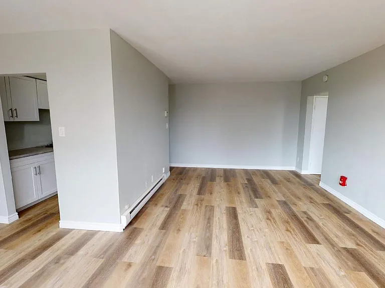 325 Giles Blvd W — Photo 6