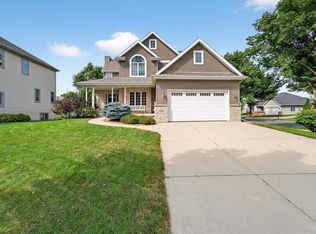 1 Fawn Ridge Cir, Middleton, WI 53562
