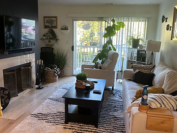 3rd image of 300 Murchison Dr APT 117