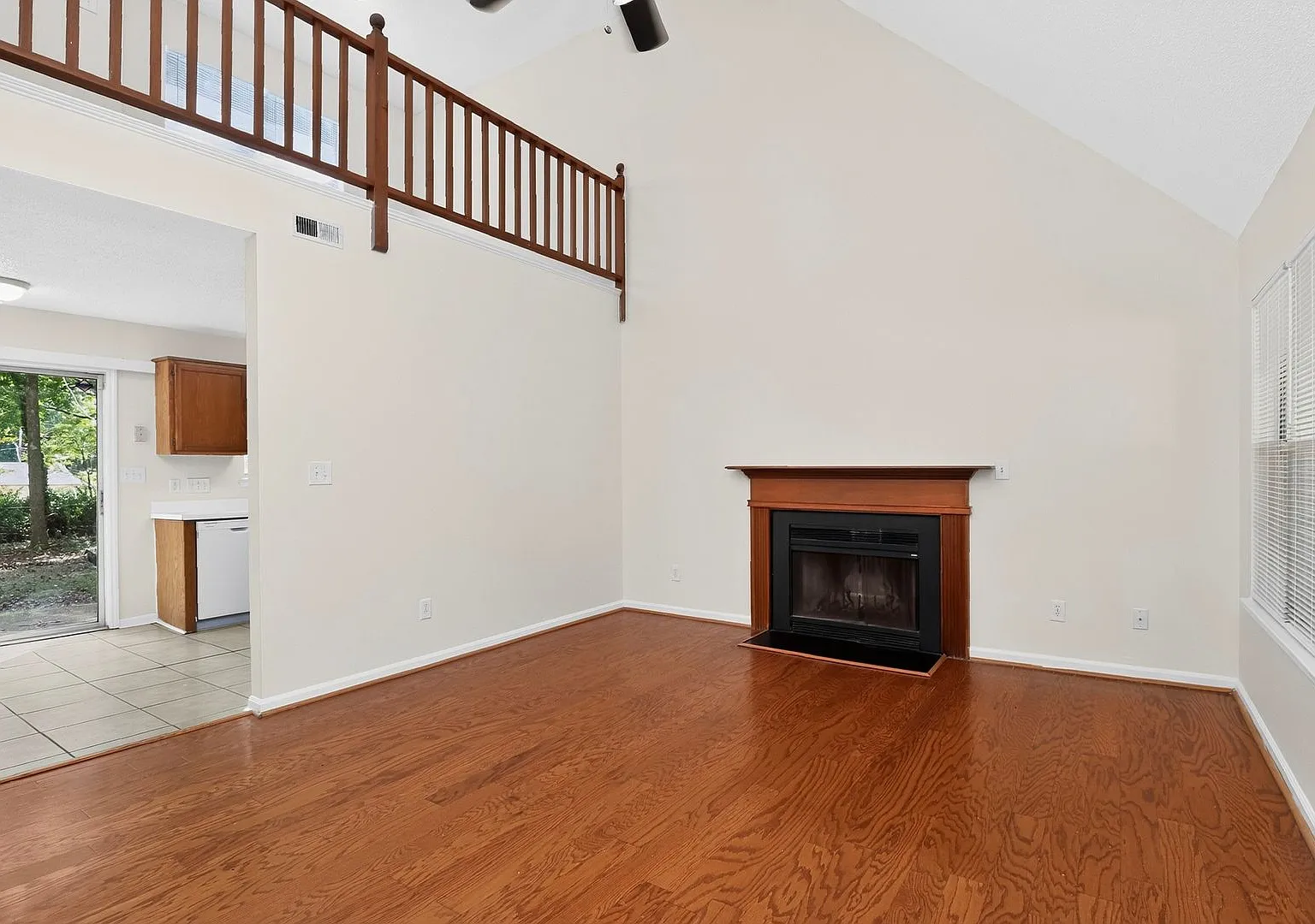 Lovely 3 Bedroom with Great Backyard!! — Photo 4