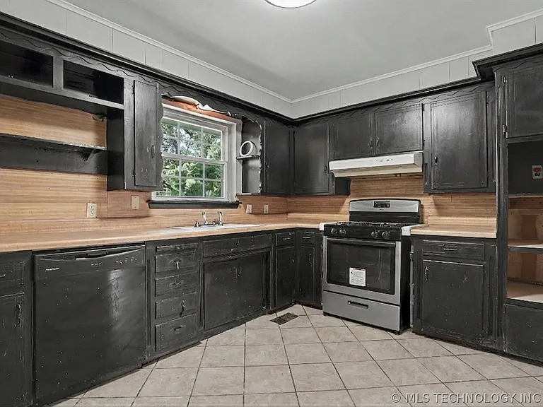 10311 E 5th St — Photo 7