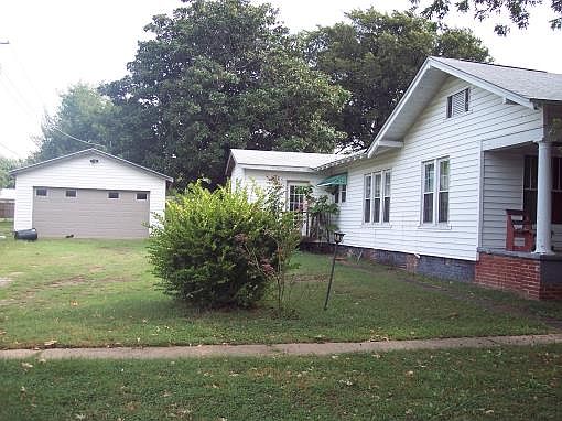 3rd image of 816 E 8th St