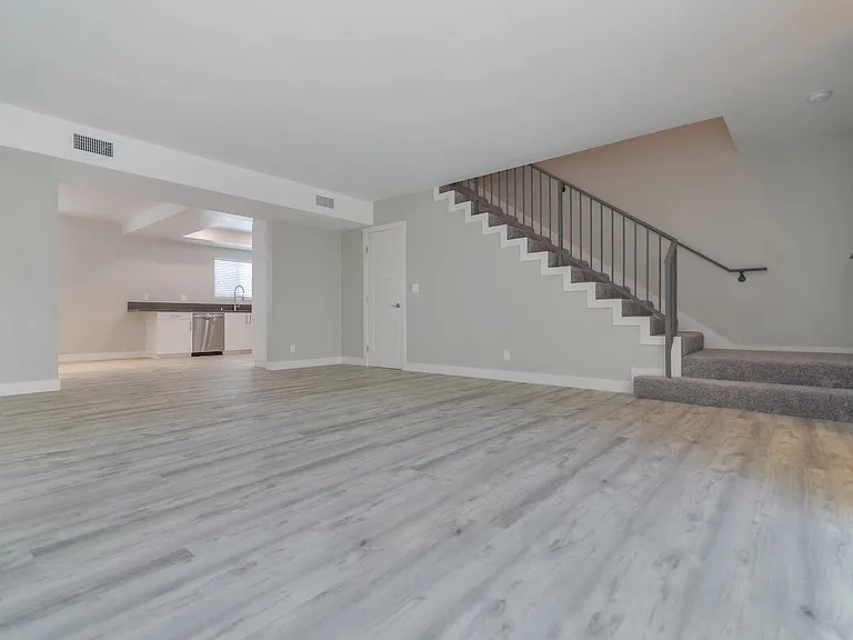 Bixby Hill Apartments — Photo 20