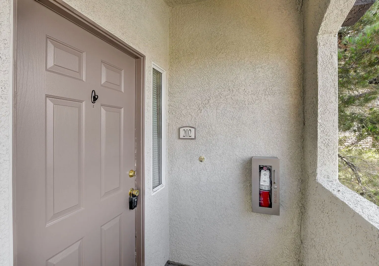 Beautiful 3 Bedroom Condo in Cliff Shadows with Garage — Photo 3