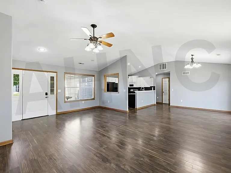 218 Hillside Dr — Photo 3