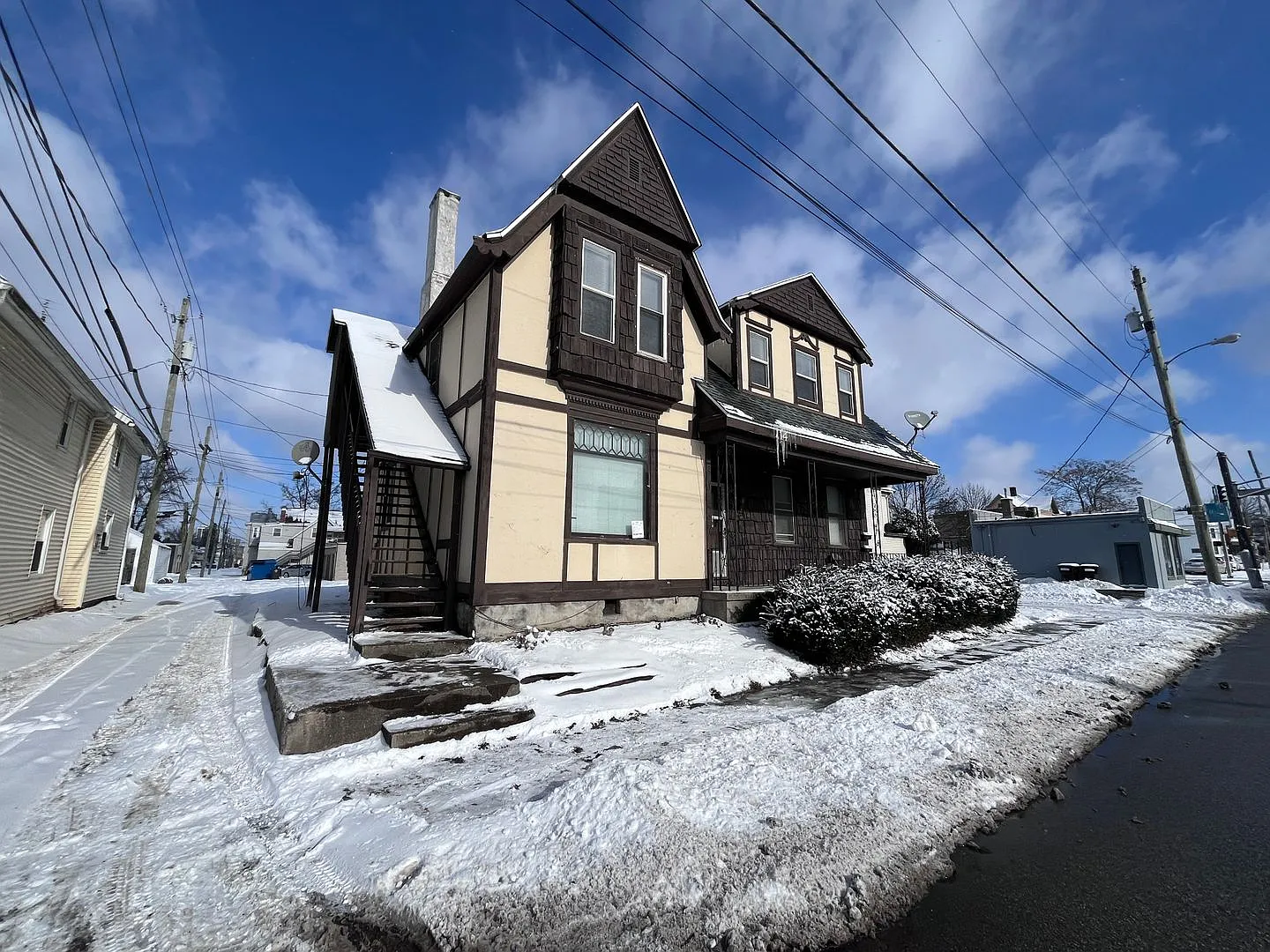 114 W Creighton — Photo 1