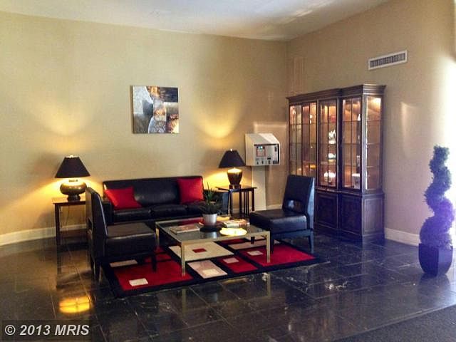 Building Lobby and friendly 24-hr concierge
