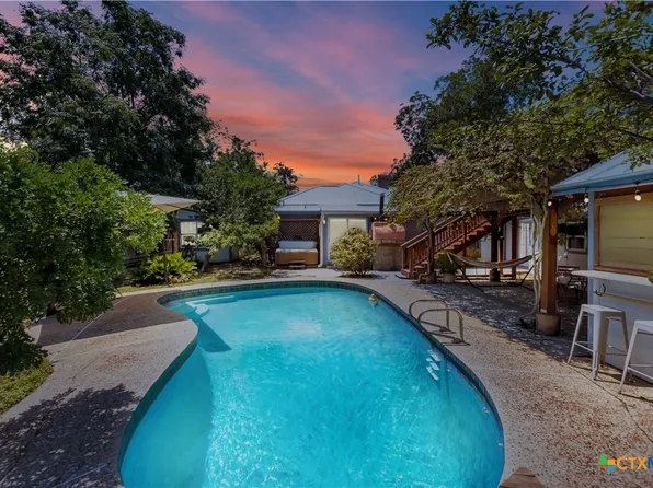 216 E Cedar St, Seguin, TX 78155