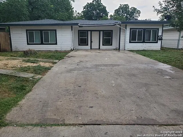 862 Clower — Photo 1
