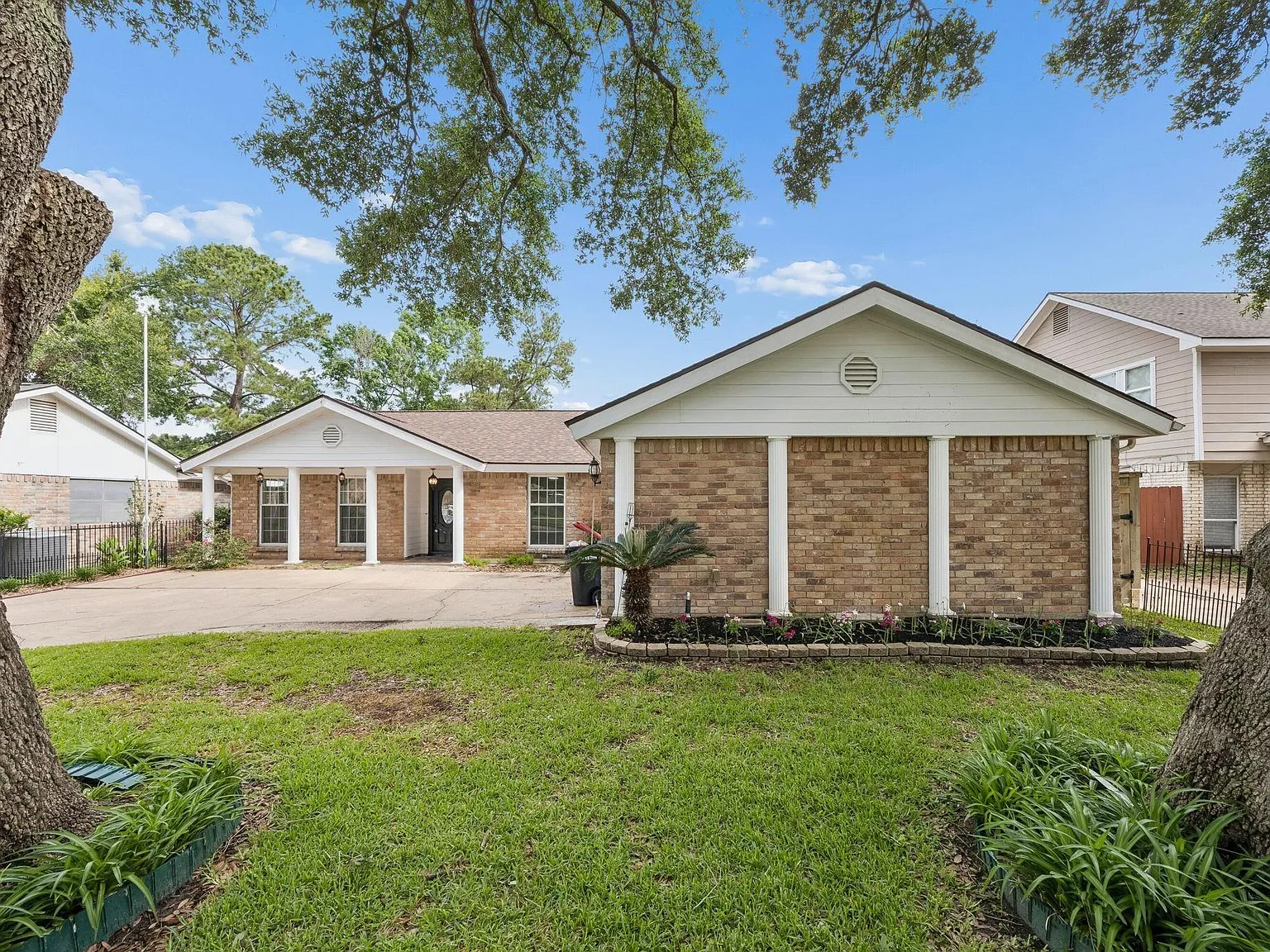 4 bed, 2.0 bath, 2112 sqft, $2,200 — Photo 1