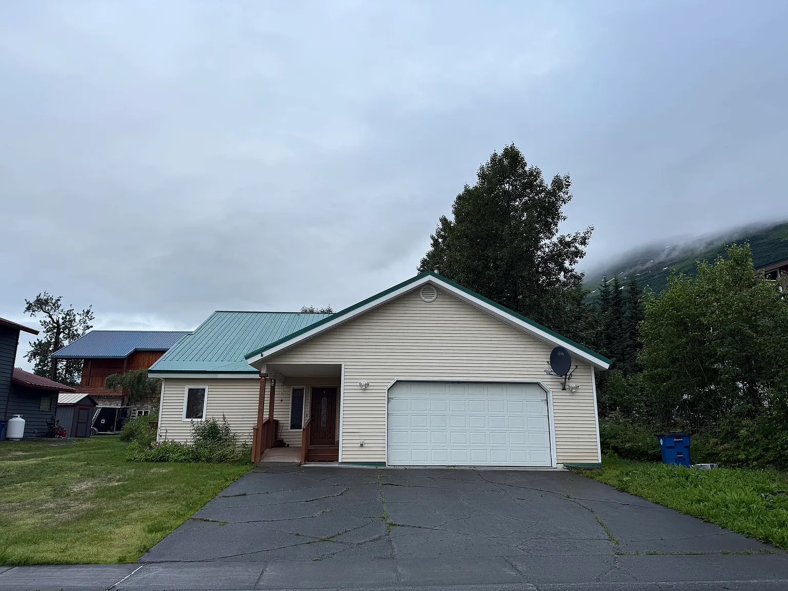 5 bed, 2400 sqft, $2,900 — Photo 1