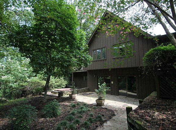 5th image of 1004 Woodland Ln