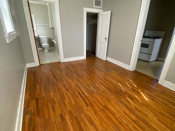 5th image of 302 W Avenue C